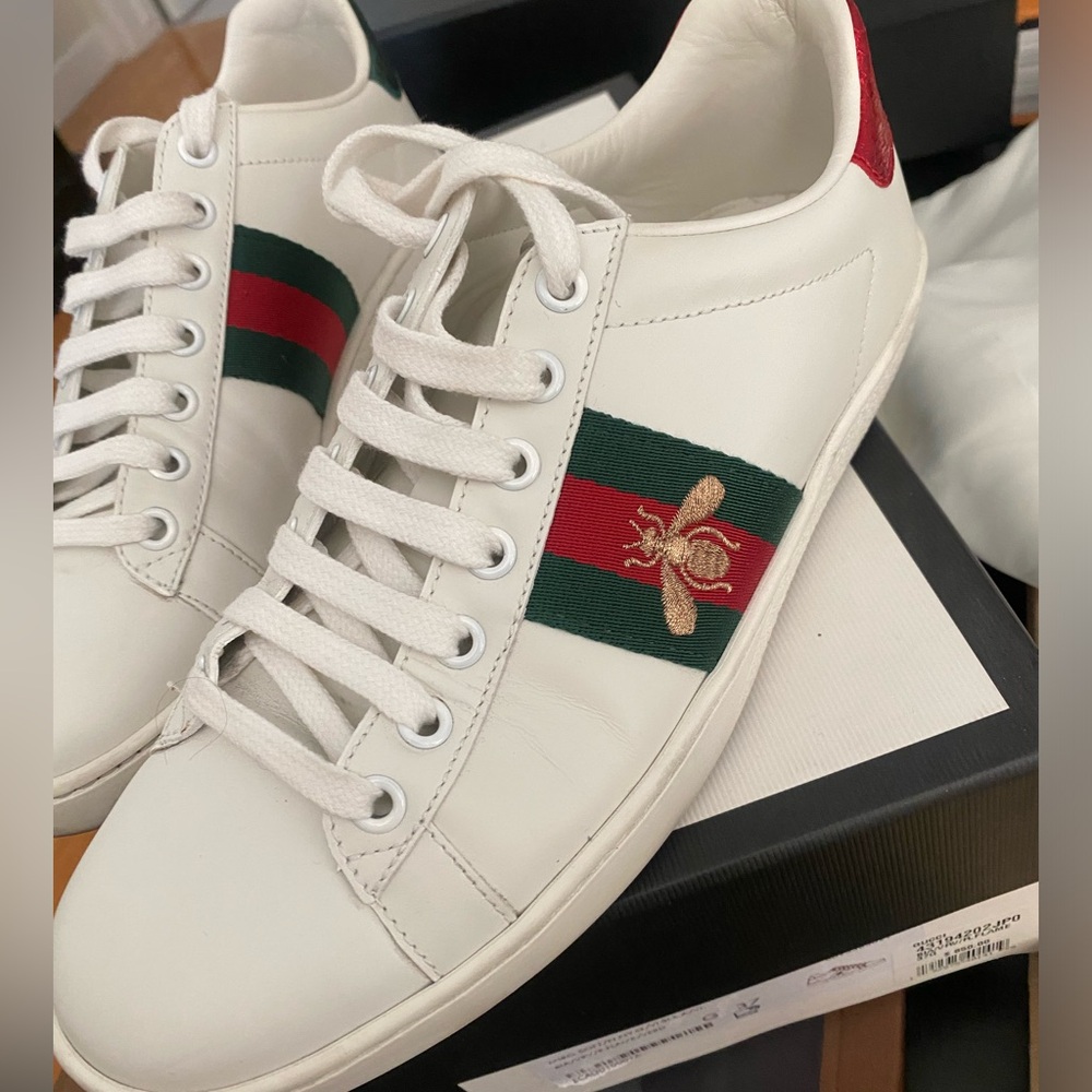 Gucci - Women’s Ace sneaker with bee. 🐝